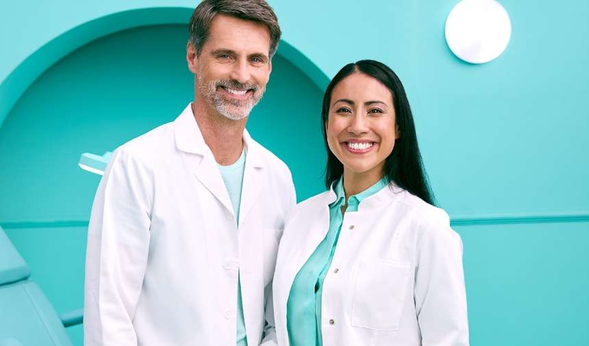 [CRO/DO NOT USE] Dentists - Woman - Man - Smile - Lab Coat - Medical - Background - Desktop