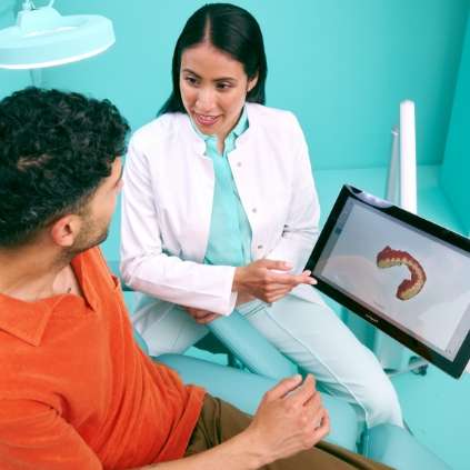 [CRO/DO NOT USE] Man - Orange Shirt - Woman Dentist - 3D Scan View - Medical - Background - Desktop