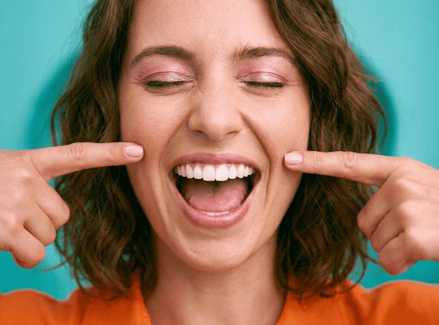 Blonde vrouw met aligner in de hand tandarts achtergrond