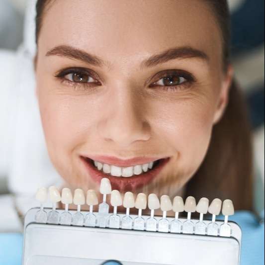 Mujer-sonriente-eligiendo-carillas-dentales