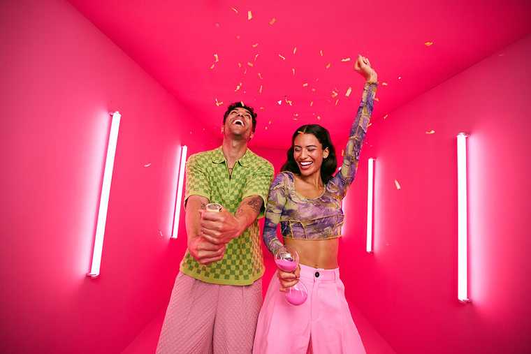 [CRO] Woman - Man - Brunettes - Congratulations - Smile - Standing - Pink - Light - Desktop