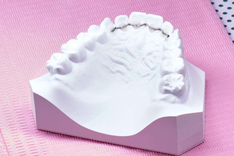 Product-Product-retainer-model-teeth-pink_close_up___800x533_all_12__