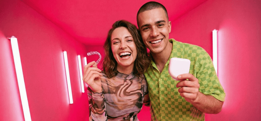 [CRO] Woman - Man - Brunettes - Colorfull clothes - Case - Aligner - Smile - Looking left - Pink - Light - Background - Desktop